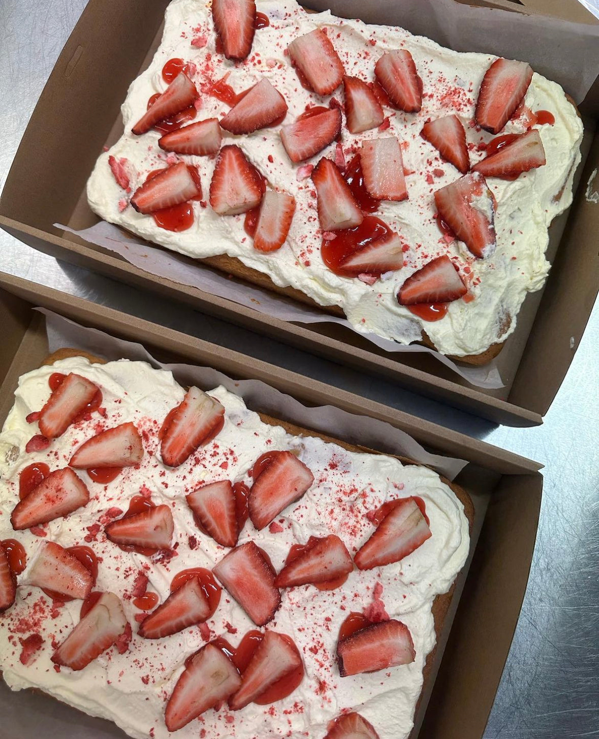 PRE ORDER: STRAWBERRY SPONGECAKE TRAY